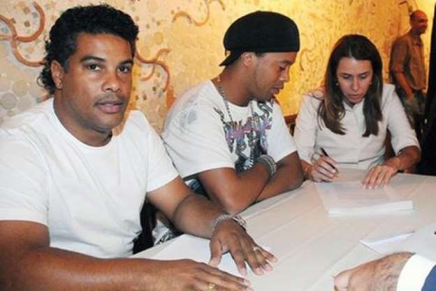 Ronaldinho e Assis tem passaportes apreendidos pelo Ministério Público