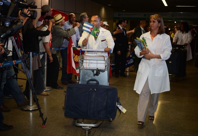 Autoridades de Cuba anunciam retorno de médicos antes do fim do ano