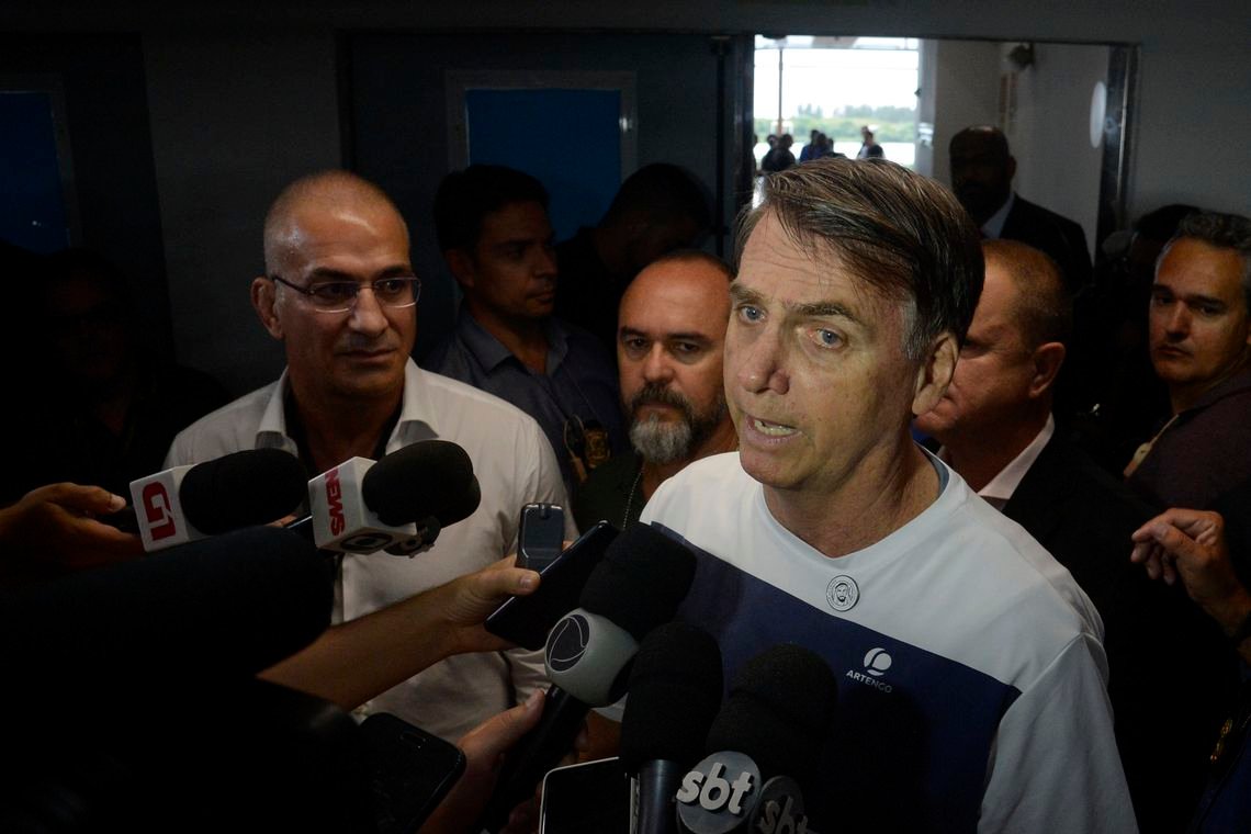 Bolsonaro volta a dizer que médicos cubanos são escravos da ditadura