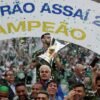 Bolsonaro acompanha vitória do Palmeiras e entrega taça de campeão