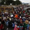 Imigrantes hondurenhos sofrem com obstáculos para passagem de caravana