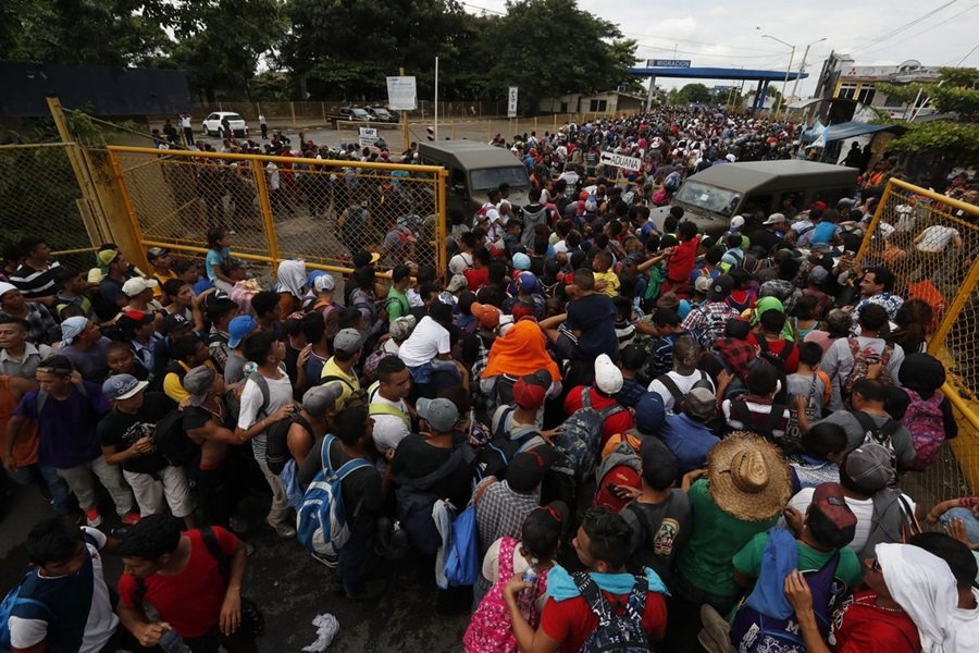 Imigrantes hondurenhos sofrem com obstáculos para passagem de caravana