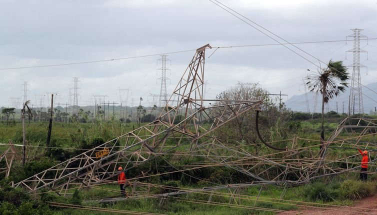 Com a queda de torre de energia, rodovia no Ceará continua interditada