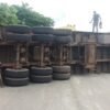 Caminhão tomba e interdita rodovia entre  Miranda e Arari
