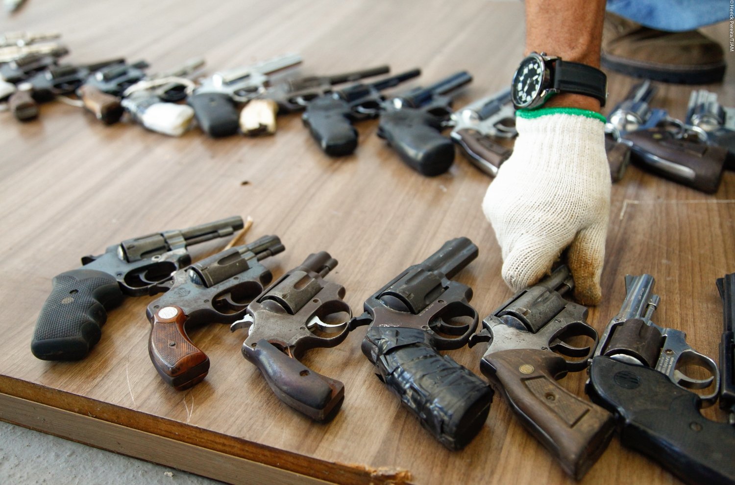 Deputados do PSB apresentam projeto para suspender decreto da posse de armas