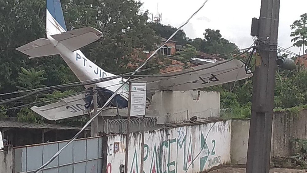 Avião cai em Belém  e deixa um homem morto e dois feridos