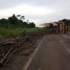 Carreta estoura pneu e tomba entre Itinga e Açailândia