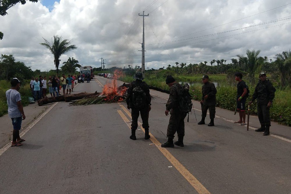 Índios Guajajara bloqueiam a BR-316, em Bom Jardim