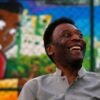 Pelé passa mal e é medicado em Paris