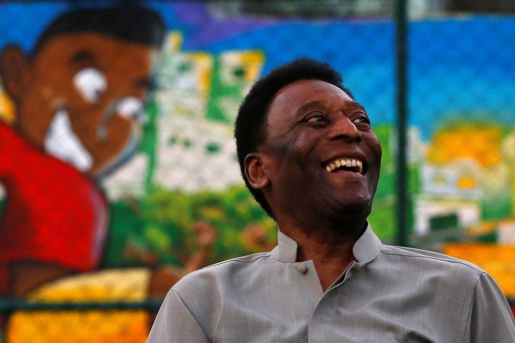 Pelé passa mal e é medicado em Paris