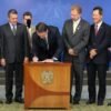 Bolsonaro assina decreto que acaba com o horário de verão