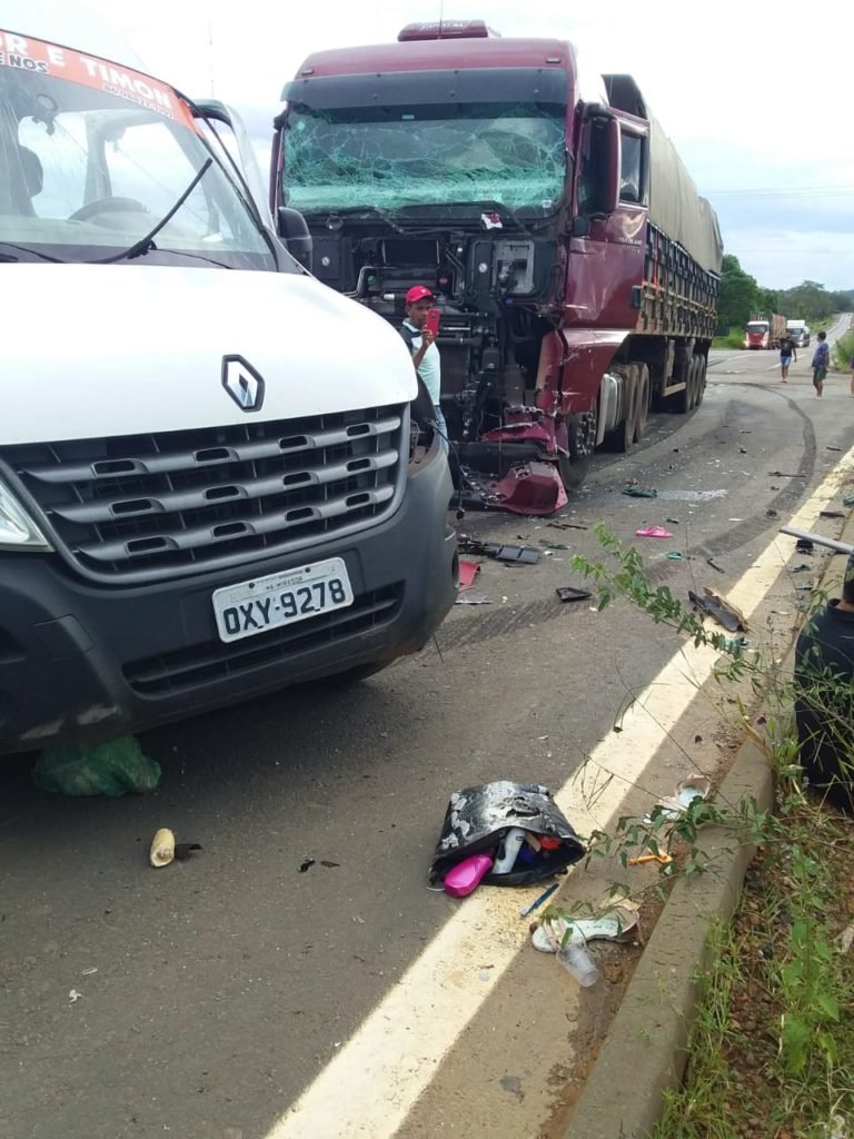 Carreta se choca com uma van deixando 7 mortos na BR 226, no povoado Baú