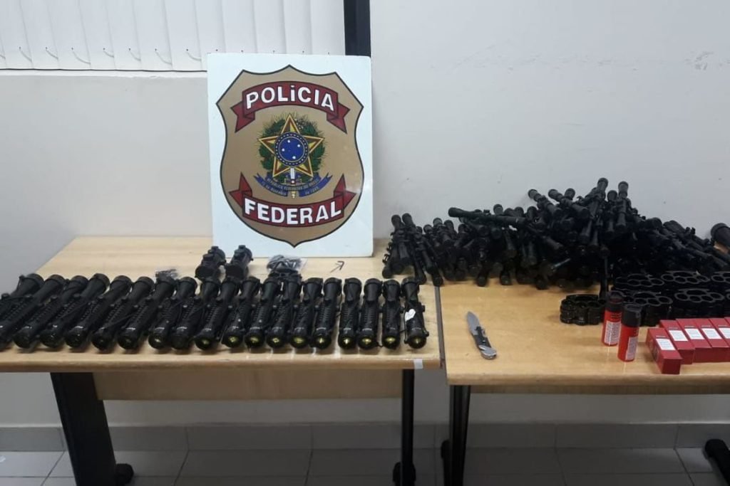 Polícia Federal prende homem por tráfico de acessórios para armas