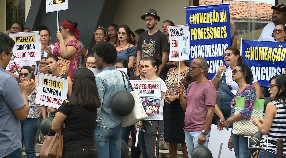 “São Luis” Professores realizam protesto reivindicando cumprimento de piso salarial