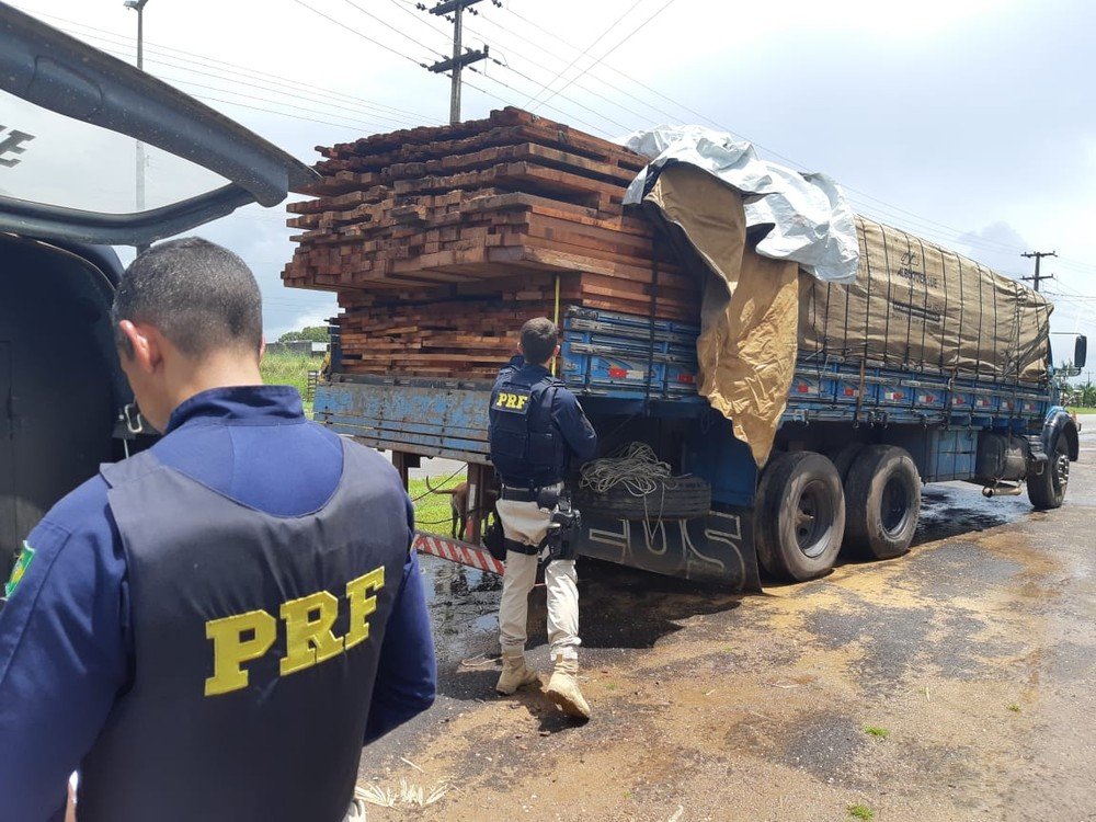 PRF apreende carregamento de madeira ilegal em Santa Inês MA