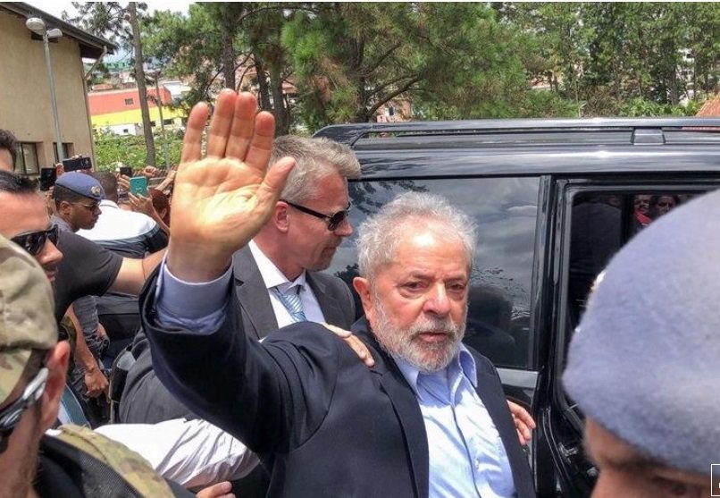Diz Lula em primeira entrevista depois de um ano preso, Brasil é governado por bando de malucos