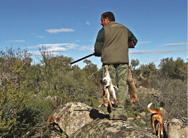 Bolsonaro Assina o decreto que regulamenta a posse, o porte e a comercialização de armas e munições para caçadores