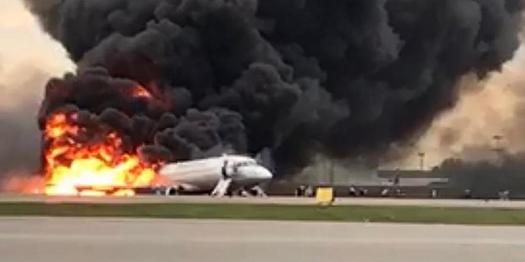 Avião em chamas deixa 13 mortos em Moscou