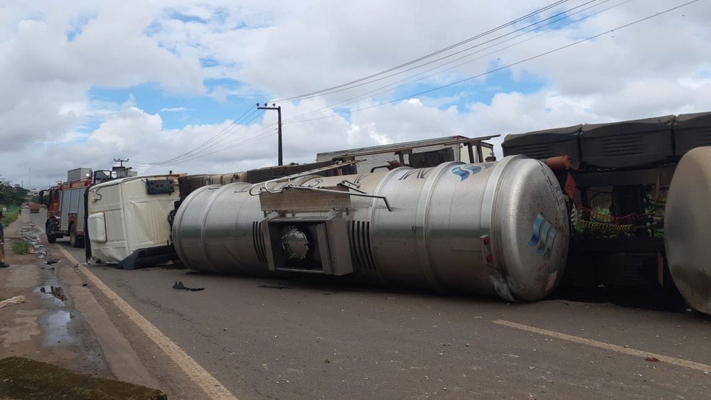 Caminhão carregado com diesel tomba e interdita a BR-135 em São Luís