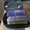 Mulher é presa com 17 kg de droga escondida dentro de mala em Caxias
