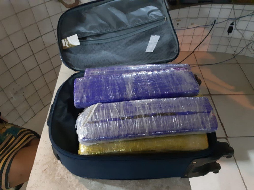 Mulher é presa com 17 kg de droga escondida dentro de mala em Caxias
