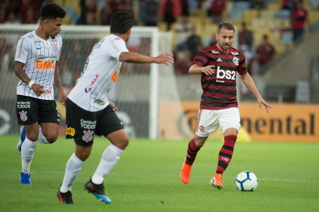 Flamengo vence com ajuda do VAR e elimina o Corinthians da Copa do Brasil