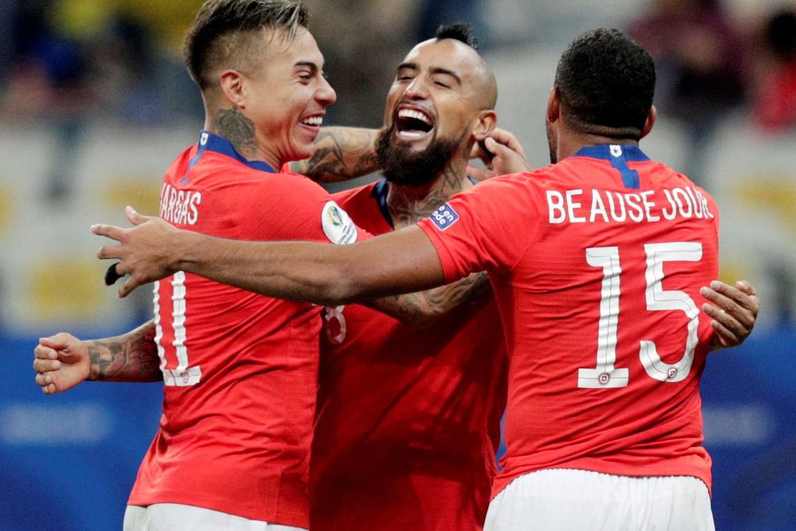 Mesmo com gols anulados, Chile vence nos pênaltis e chega à semifinal