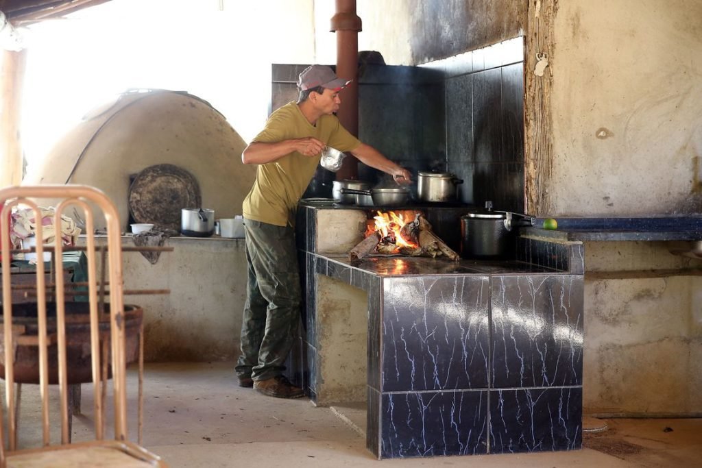 Preço do gás e desemprego elevam uso da lenha para cozinhar no Brasil