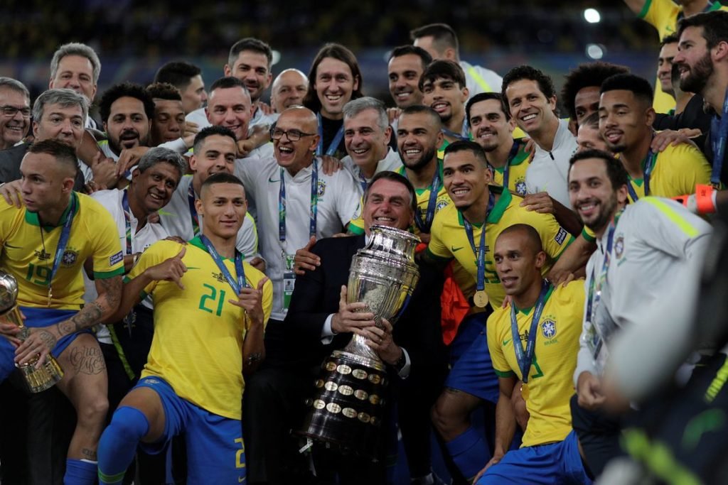 Tite comemora vitória no Maracanã: ‘templo maior do futebol’