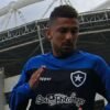 Atacante do Botafogo sofre parada cardíaca durante treinamento