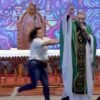 Mulher empurra Padre Marcelo Rossi de palco durante missa