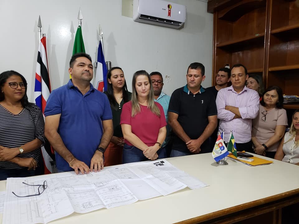 O prefeito Toinho Patioba e a vice-prefeita Suane Dias, deram o passo final para iniciar as construções das 6 modernas escolas no município de Gonçalves Dias