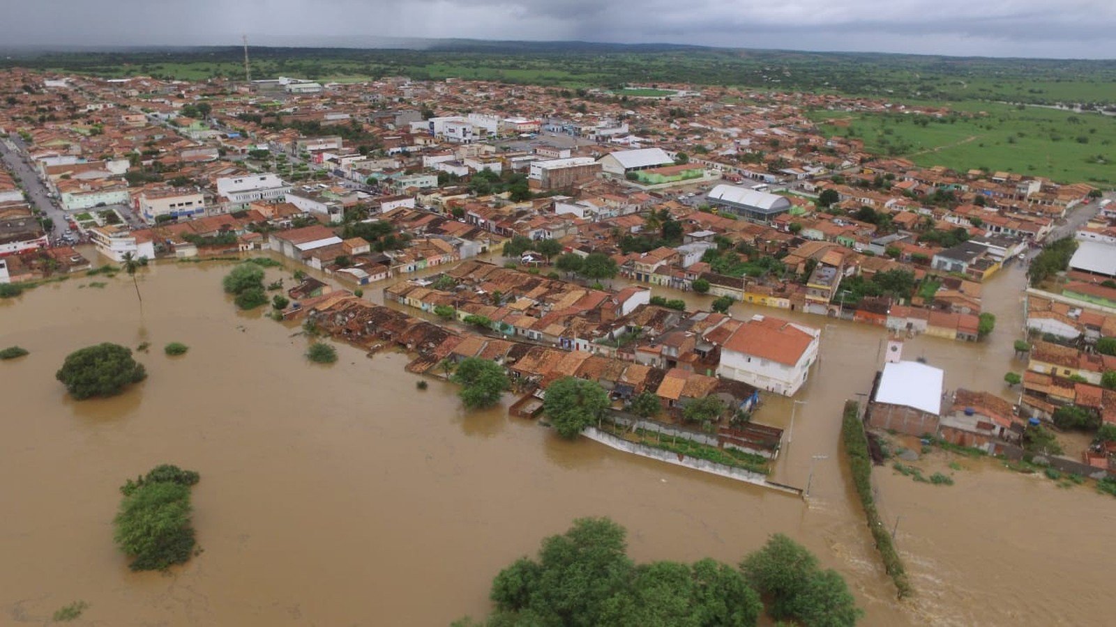 Barragem se rompe em Pedro Alexandre, na Bahia; prefeito de cidade vizinha pede a moradores que deixem suas casas
