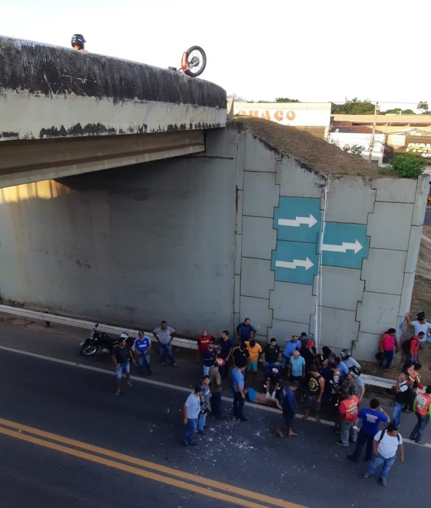 Motociclista cai de viaduto após bater em mureta em Imperatriz, no MA