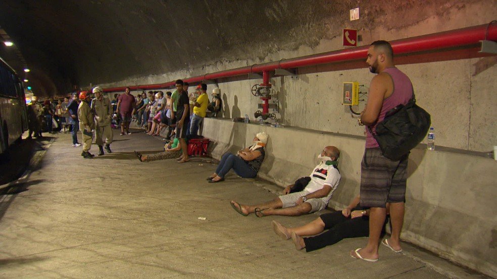 Acidente com cinco carros e dois ônibus deixa 51 feridos no túnel Marcello Alencar, no Centro do Rio