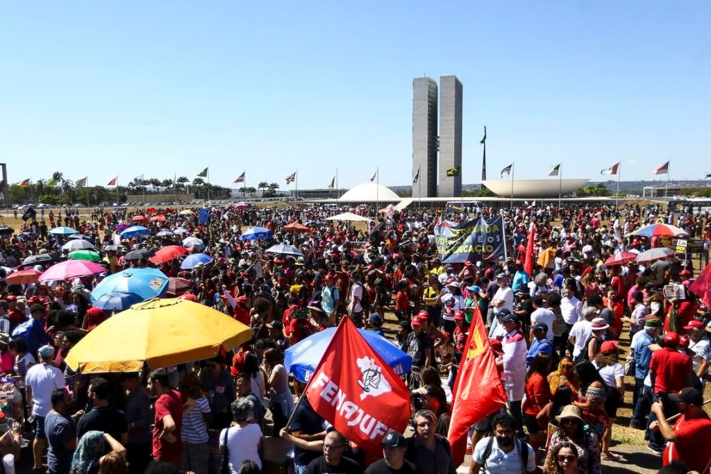 Manifestantes voltam às ruas em defesa de mais recursos para educação