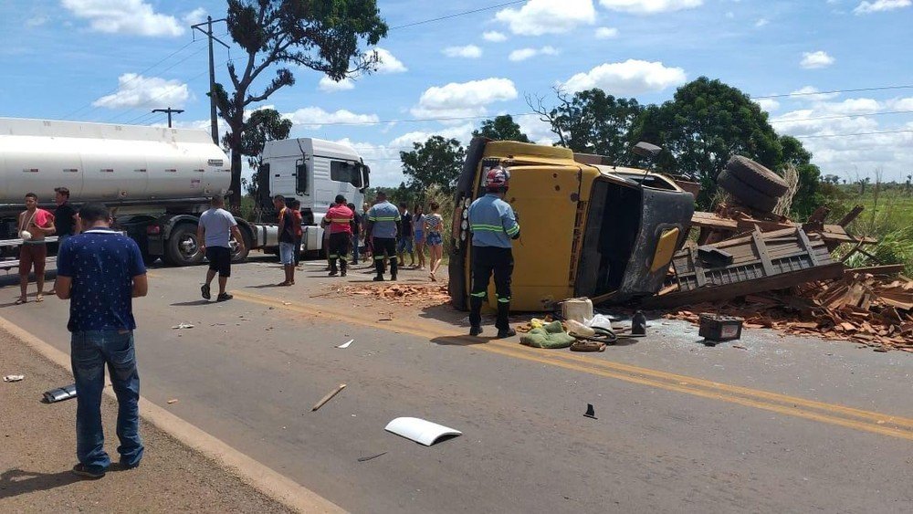 Motorista de carreta dormiu ao volante, invadiu a pista e atingiu caminhão carregado de telhas em Bacabal