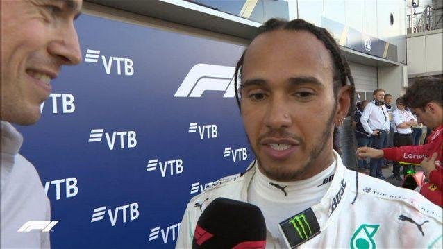 Hamilton detalha dificuldades de perseguir Ferrari e celebra vitória: “Nunca desista”