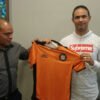 Goleiro Bruno assina e posa com a camisa do Poços de Caldas
