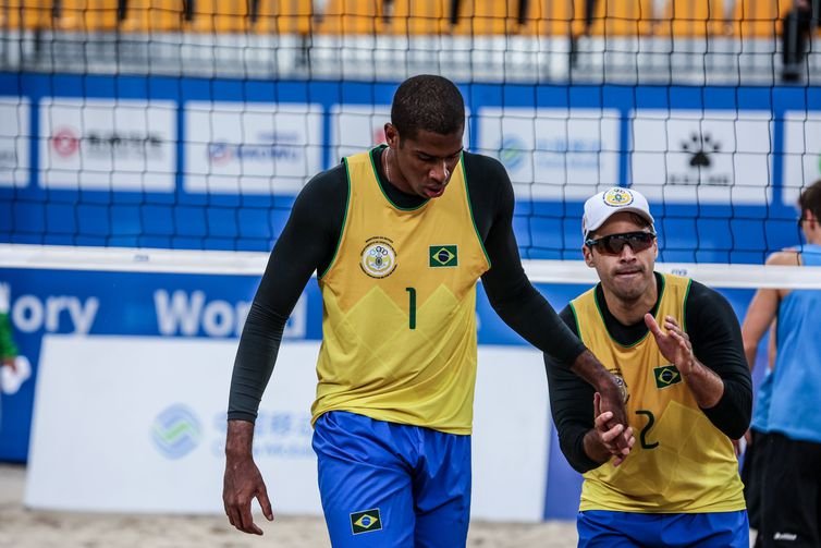 Evandro e Bruno Schmidt são ouro no vôlei de praia dos JMM