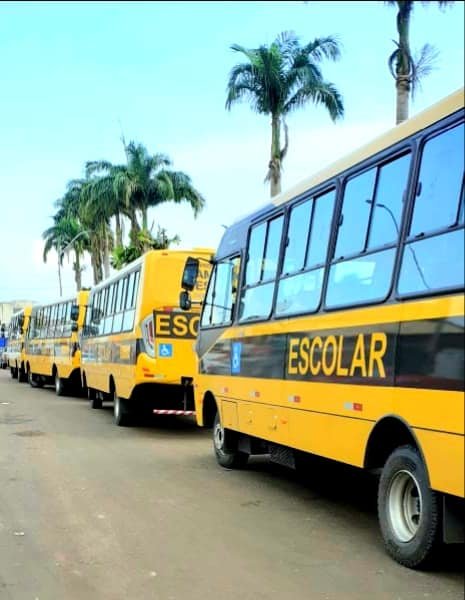 Prefeitura de Gonçalves Dias entrega 5 ônibus e uma  Hylux, à secretaria de educação
