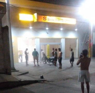 Bandidos atiram na polícia e estouram três bancos em Tutoia Maranhão