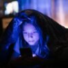 Entenda porque crianças não devem usar o celular uma hora antes de dormir