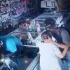 Assaltante beija idosa e diz que não quer o dinheiro dela durante assalto