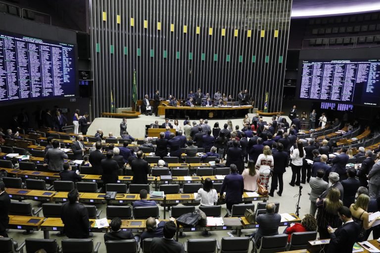 Plenário pode votar proposta que amplia porte de armas