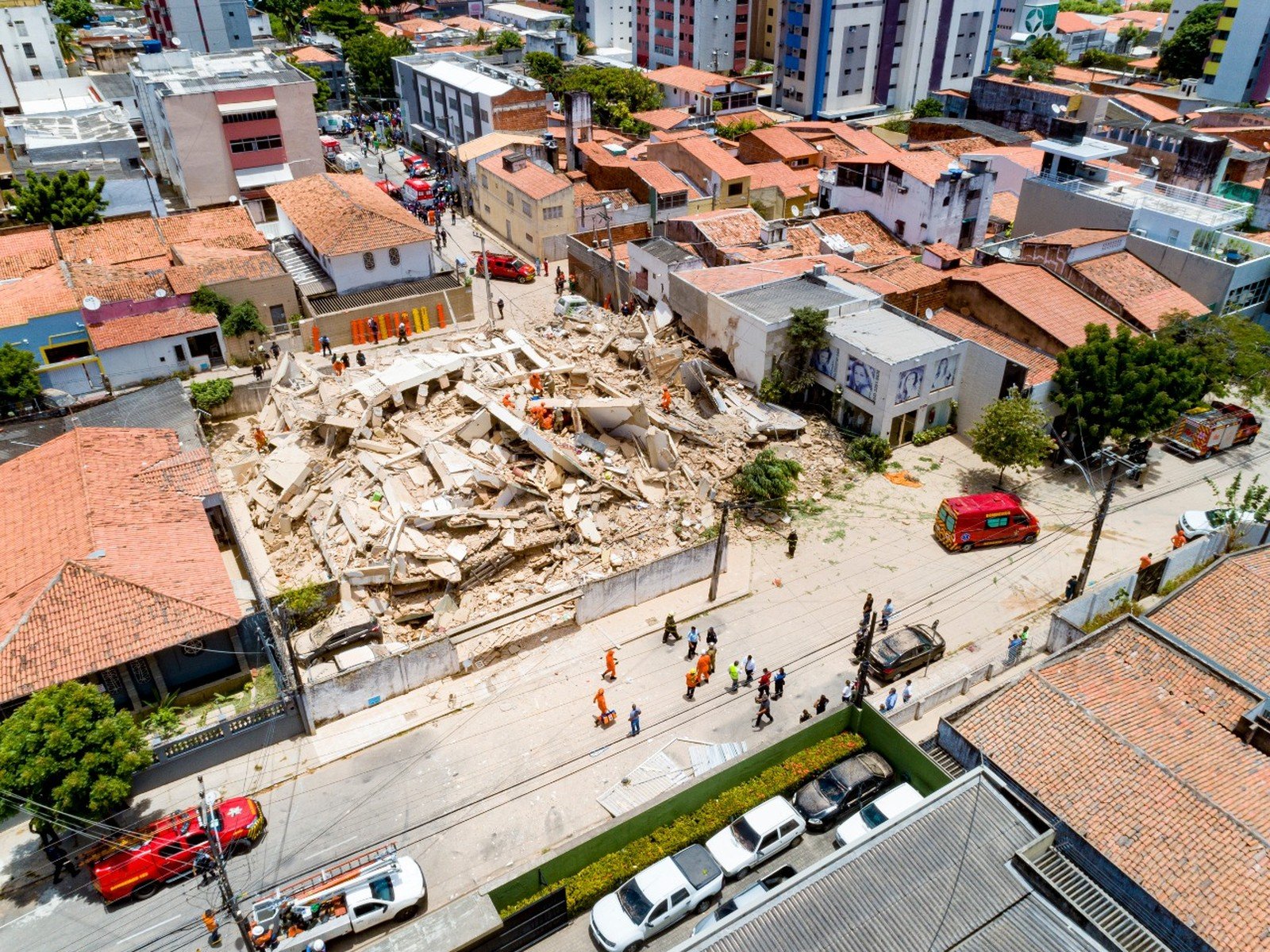 Prédio residencial desaba em Fortaleza e causa ao menos uma morte