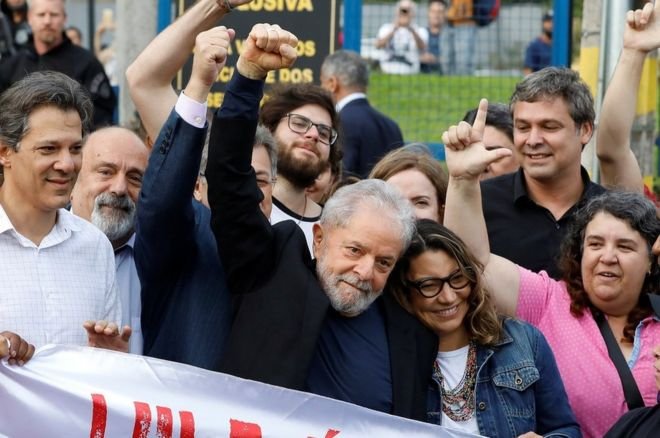 Lula deixa a prisão, critica Bolsonaro e promete ‘percorrer o país