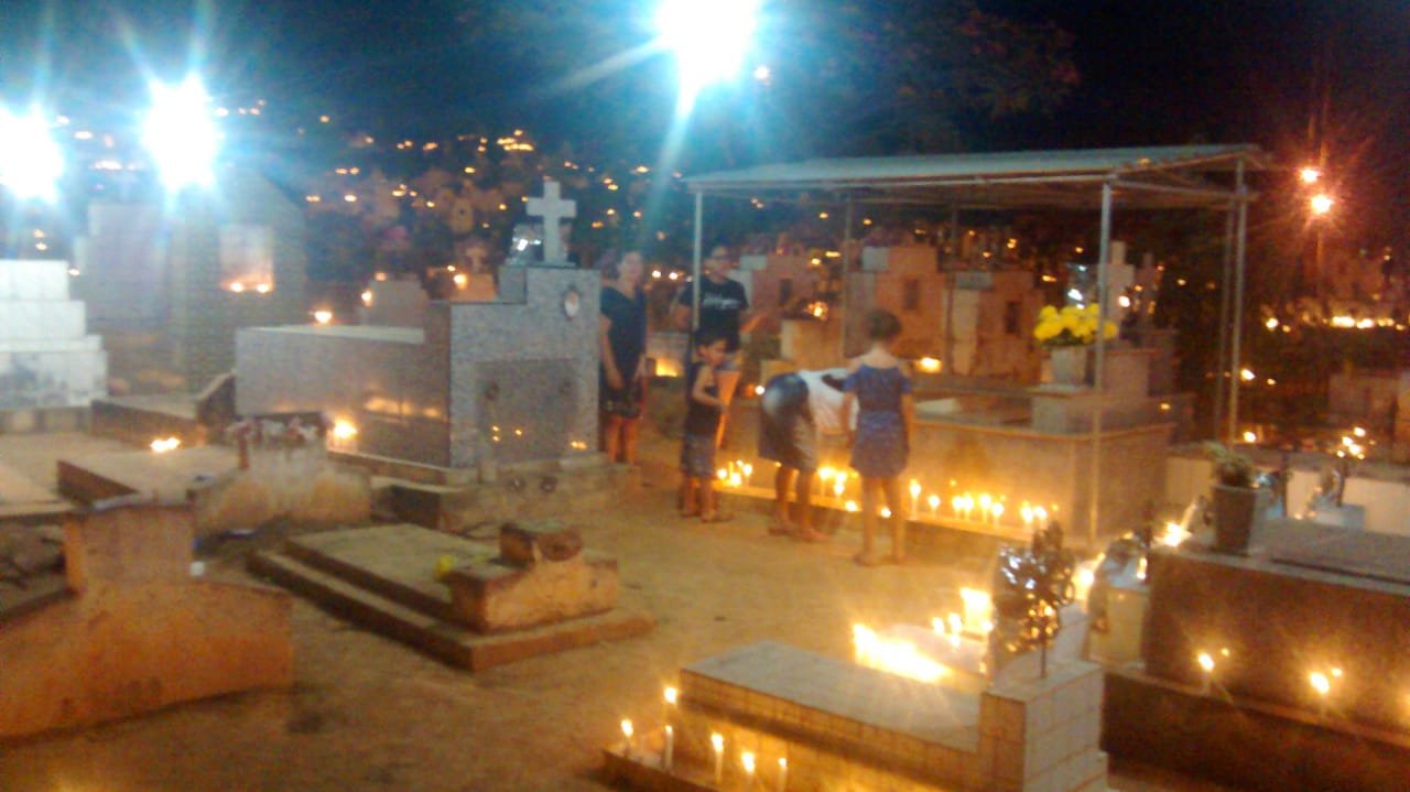 Cemitério Jardim da Saudade recebe centenas de visitantes neste dia  de finado