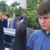 Aos prantos, filho de Gugu carrega o caixão do próprio pai; imagem é de cortar coração