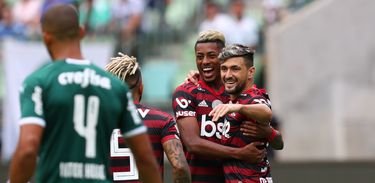 Campeão Flamengo vence Palmeiras em dia de recordes
